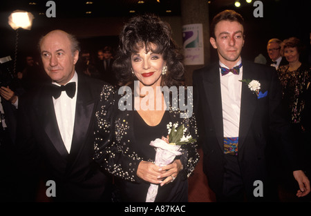 Joan Collins assiste au théâtre Alexandra Birmingham pour la première mondiale de Scrooge : England 1992 1990s UK HOMER SYKES de Leslie Bricusse Banque D'Images