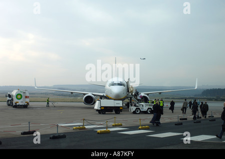Arrivées de passagers Dalcross à partir d'un Ryanair Boeing 737-8que sur le stand de l'aérodrome Banque D'Images