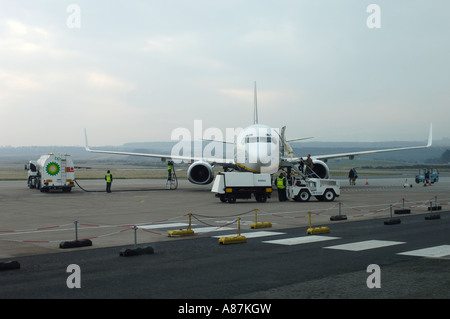 Arrivée Dalcross Ryanair Boeing 737-8que sur le stand de l'aérodrome être ravitaillé Banque D'Images