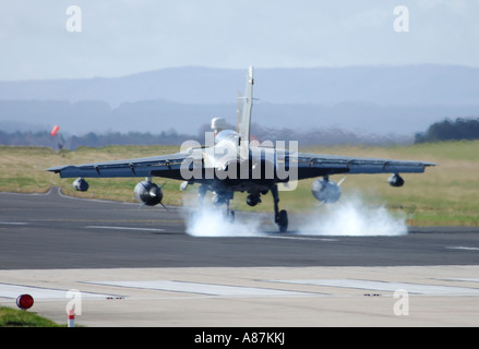 Panavia Tornado GR4, à l'atterrissage à RAF Lossiemouth Morayshire Banque D'Images