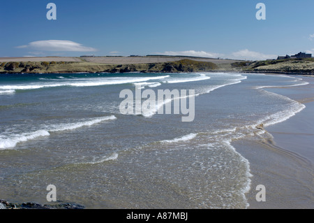 Rouleau d'ondes longues dans l'ensemble de la plage de la baie peu profonde à Sandend Aberdeenshire Ecosse région de Grampian Banque D'Images