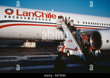 Les passagers débarquent à partir d'un Lan Chile Airlines avion à l'aéroport de Santiago Banque D'Images