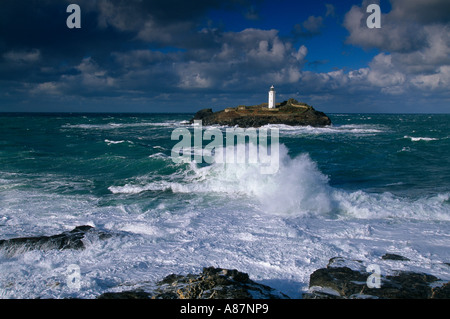 Forte mer au phare de Godrevy nr St Ives Cornwall England UK Banque D'Images