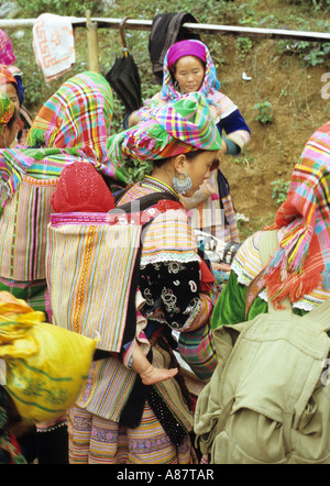 Habillé traditionnellement femme Flower Hmong avec bébé dans un marché porteur, samedi, peuvent cau, NW Viet Nam Banque D'Images