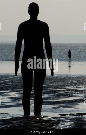 Les chiffres de l'œuvre un autre endroit par Anthony Gormley à Crosby Beach Merseyside. Banque D'Images