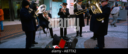 Armée du salut jouant des chants de Noël Sutton High Street Banque D'Images