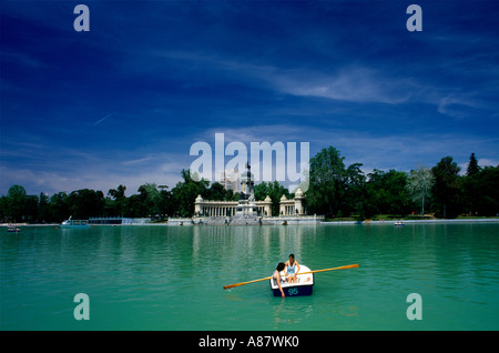 Parc El Retiro de Madrid Espagne Monument au roi Alphonse XII Lac Couple Rowing Banque D'Images