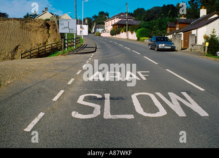 Près de galles Lampeter Slow ( l'ARAF ) Sign Painted on Road Banque D'Images