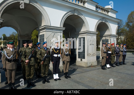 Garde d'honneur à la tombe du soldat inconnu à Varsovie, Mazowieckie, Pologne. Soldats en uniforme debout au monument national. Banque D'Images