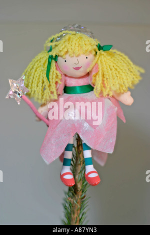 Toy ange sur haut de l'arbre de Noël Banque D'Images