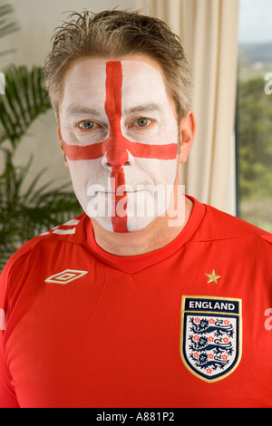 Parution du modèle. Angleterre football masculin pris en charge avec la croix de Saint-Georges peint sur son visage et le port 2006 maillot de l'équipe de l'Angleterre. Banque D'Images