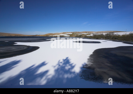 Réservoir Belmont gelés en hiver après les chutes de neige Lancashire UK Banque D'Images