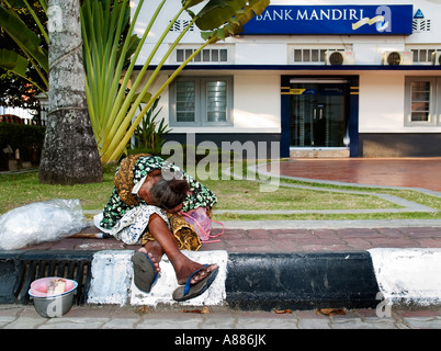 Les personnes âgées femme mendiant dans la rue près de la banque d'Indonésie java yogyakarta Banque D'Images