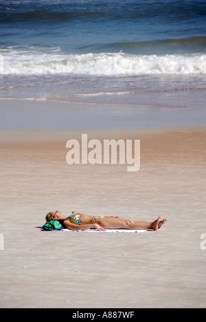 Adorateur de bronzage du soleil pose détente sur la plage de Daytona Beach en Floride FL Banque D'Images