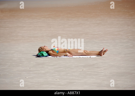 Adorateur de bronzage du soleil pose détente sur la plage de Daytona Beach en Floride FL Banque D'Images