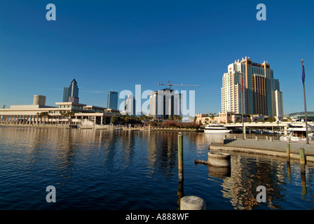 Le centre-ville de ville de Tampa en Floride avec le Centre des Congrès à l'avant-plan au bord de l'eau Banque D'Images