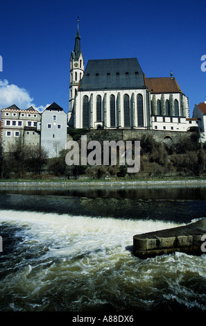 Église St Vitus' à côté de la rivière Vltava domine la ville, Cesky Krumlov, République Tchèque Banque D'Images