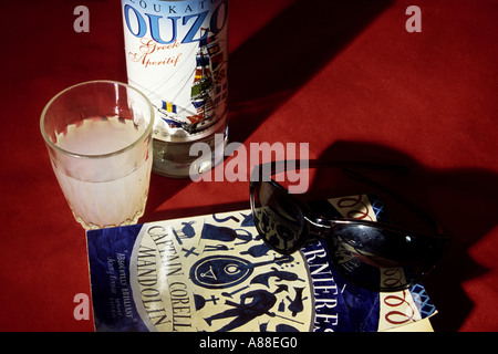 Souvenirs de Kefalonia avec le Capitaine Corelli mandoline et un verre d'Ouzo, Kefalonia, îles Grecques Banque D'Images