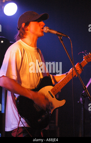 Moskwa Moscov Groupe de punk rock polonais sur scène. Chanteur jouant de la guitare électrique et chantant dans un microphone pendant un concert. Banque D'Images