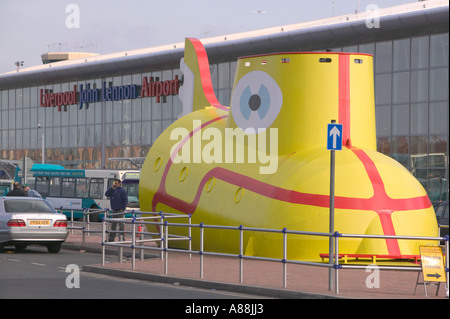 Une sculpture du sous-marin jaune des Beatles à l'aéroport john Lennon de Liverpool, Liverpool, Angleterre Banque D'Images