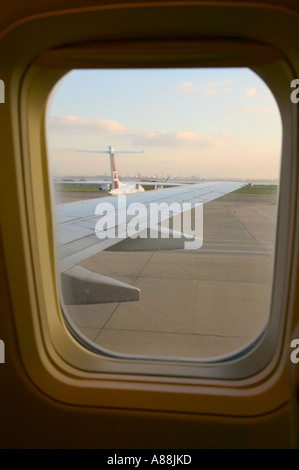 Ryanair Boeing 737-500 pouvant accueillir un passager, Jet, regarder par la fenêtre avant de décoller à l'aéroport de Liverpool Banque D'Images