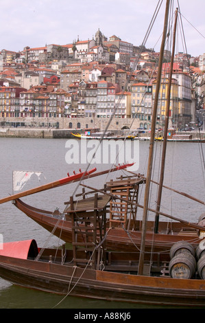 Le site du patrimoine mondial de la vieille partie de Porto, au Portugal avec la rivière Duoro et port bateaux