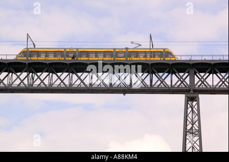 Un train traverse la ponte de Dom Luis 1 pont, sur la rivière Duoro, Porto, Portugal Banque D'Images