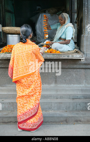 Pilgrim adorateur de fleurs achat garland pour Puja offrandes Nashik Nasik l'État du Maharashtra en Inde Banque D'Images