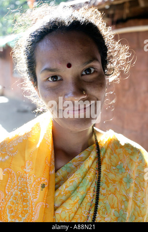 Femme indienne habillé en jaune sari Maharashtra province sud de l'Inde Banque D'Images