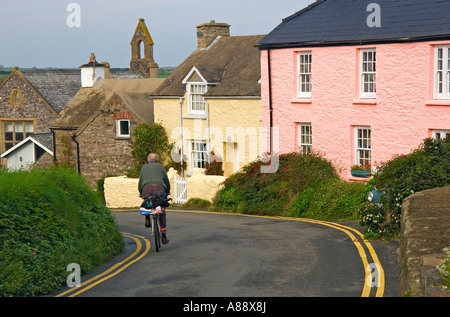 Homme d'une bicyclette sur une ruelle à St Davids au Pays de Galles Banque D'Images