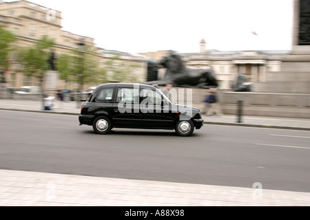 London Taxi passant Trafalgar Square London Banque D'Images