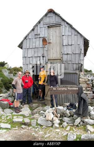 Bushwalkers reposant à hut en Tasmanie Banque D'Images