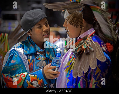 Les participants au rassemblement annuel des Nations powwow de Albuquerque, Nouveau Mexique, effectuer lors d'un concours Banque D'Images