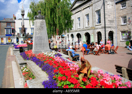 Jardins autour du Comte Mountbatten Statue Newport Isle of Wight Hampshire Angleterre Grande-bretagne UK Banque D'Images