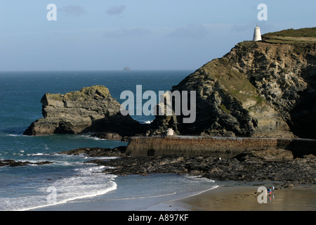 La guerre blanc monument se trouve sur la pointe à Portreath, Cornwall, England, UK. Banque D'Images