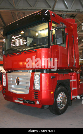 Renault Magnum 2004 à la Commercial Vehicle Show, NEC, Birmingham, UK. Banque D'Images