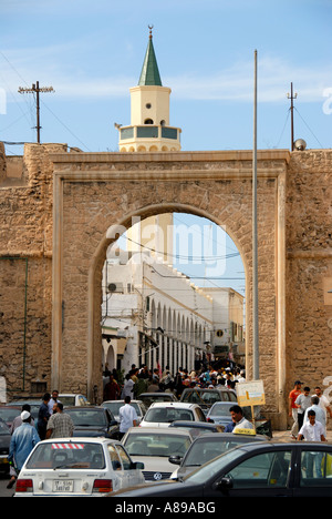 Ancienne porte Bab al Khending à medina avec Tripoli Libye minaret Banque D'Images