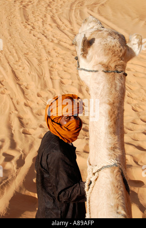 Disques durs par chameau touareg désert de sable Libye Mandara Banque D'Images