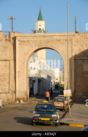 Vieille porte principale Bab al Khending à medina avec la Libye Tripolis minaret Banque D'Images