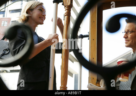 Woman holding sur à un poteau sur un chariot location Banque D'Images