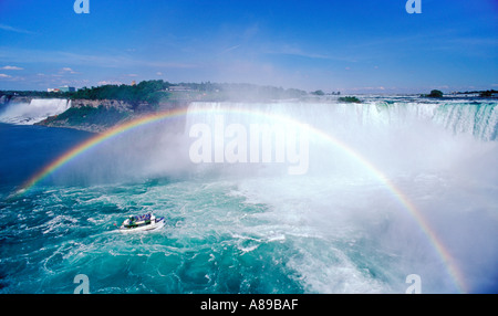 Canada Ontario Niagara Falls Rainbow over Maid of the Mist boat tour Banque D'Images