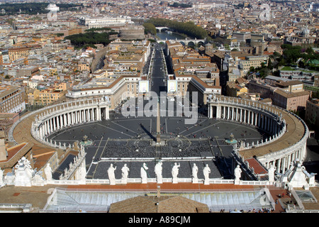 Vue de Rome, Place Saint-Pierre à partir de la coupole du Dôme de St.Peter, Cité du Vatican, Rome, Latium, Italie Banque D'Images