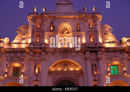 Le 16e siècle catedral de Santiago à l'époque coloniale Antigua Guatemala éclairée la nuit Banque D'Images