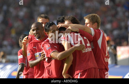 Le VfB Stuttgart après l'objectif d'encourager les joueurs Mario Gomez Banque D'Images