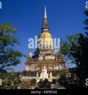 Encadrée par des arbres du grand temple et des statues de la Pagode Wat Yaichaimongkol à Ayutthaya en Thaïlande près de Bangkok Banque D'Images