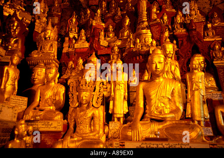 De nombreuses statues de Bouddha en or de l'État Shan Birmanie Pindaya Cave Banque D'Images