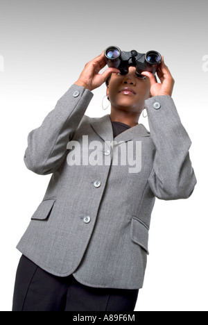 Jeune femme noire ethnique binoculars représentant une personne qui se tourne vers l'avenir Banque D'Images