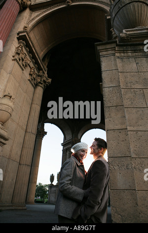 Homme couple standing under arches Banque D'Images