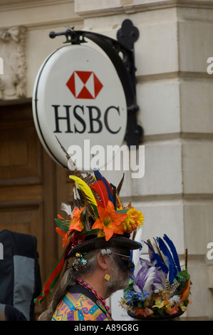 L'homme et la femme porter un chapeau rempli de plumes et de fleurs colorées au Rochester Sweeps festival Banque D'Images