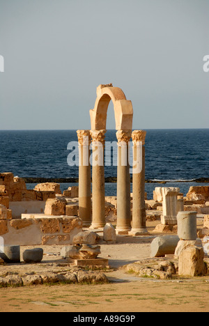 Piliers et la voûte en mer Sabratha en Libye Banque D'Images